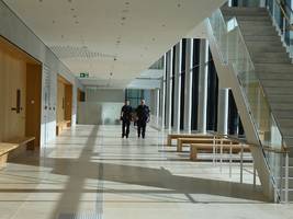 unzumutbare zustände: millionen für neues strafjustizzentrum – und schon in woche zwei sind alle genervt